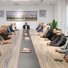 الشيخ يبحث مع رؤساء المجالس البلدية في دورا ودير سامت وبيت عوا سبل تعزيز دور الهيئات المحلية