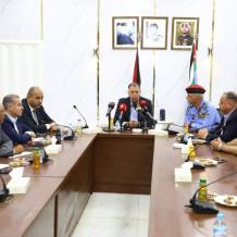 وزير الداخلية الأردني يتفقد جسر الملك حسين وسط شكاوى من أزمة السفر