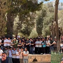 60 ألفا يؤدون الجمعة في الأقصى رغم إجراءات الاحتلال