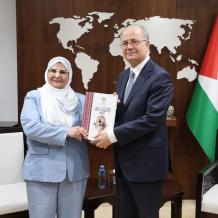 رئيس الوزراء يتسلم التقرير السنوي لديوان الرقابة المالية والإدارية لعام 2025