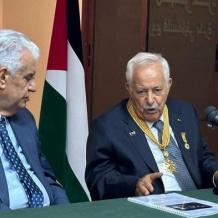 الرئيس يمنح المهندس المغربي أحمد البيّاز "نجمة يبوس" من وسام الرئيس ياسر عرفات
