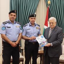 الرئيس يتسلم كتيبا خاصا من إصدار قيادة الشرطة