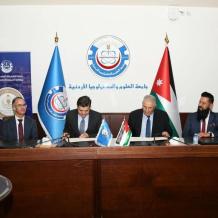 رئيس جامعة القدس يوقع مذكرة تفاهم مع جامعة العلوم والتكنولوجيا الأردنية لتعزيز التعاون الأكاديمي والبحثي