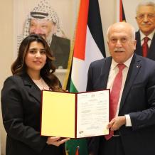 العامور يسلّم شهادة براءة اختراع لمنهجية مبتكرة في إنشاء مناطق التخطيط والتطوير المشترك