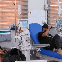 توقف أجهزة غسيل الكلى بغزة.. أزمة المستلزمات تضع المئات في خطر محقق