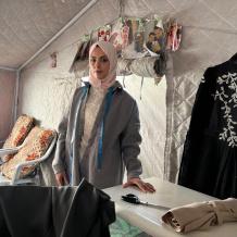 خاص بالصور| حين تصبح الخيمة مشغلاً.. إسراء تعيد بناء حياتها بماكينة خياطة