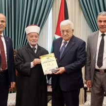 الرئيس يتسلم التقرير السنوي لدار الإفتاء الفلسطينية لعام 2025