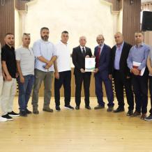 خطوة تاريخية نحو تنفيذ مشروع خزان مياه الجلزون: تسليم وثائق الأرض رسميًا إيذانًا ببدء المرحلة التنفيذية