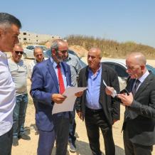 رئيس سلطة الأراضي يزور مخيم الجلزون ويُسلّم قرار تخصيص أرض لإنشاء خزان مياه استراتيجي