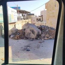 الاحتلال يواصل اقتحام مخيم قلنديا ويعتدي على الصحفيين ويغلق عدة مداخل بالسواتر الترابية