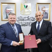 باسم الرئيس: وزير الداخلية يمنح العميد جيسون لانجليه ميدالية الخدمة الممتازة (صور)