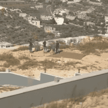 مستوطنون يحاصرون فيلا في جبل رأس العين بقرية قصرة جنوب نابلس