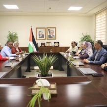المدرسة الوطنية الفلسطينية للإدارة وبلدية الخليل تبحثان سبل تعزيز التعاون المشترك