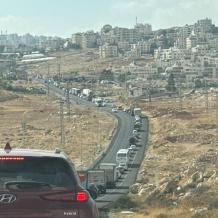 مئات المواطنين عالقون على حاجز جبع شمال القدس