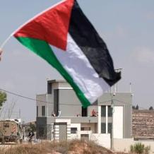حصار المستوطنين لثلاثة منازل يدخل أسبوعه الثاني وتحويل منزل إلى ثكنة عسكرية