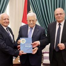 الرئيس عباس يتسلم التقرير السنوي لجامعة القدس المفتوحة