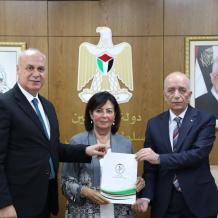 رئيس سلطة الأراضي يسلّم تخصيصاً لصالح وزارة الثقافة ولمنفعة جمعية ومركز حواء للثقافة والفنون في نابلس
