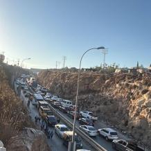 الاحتلال يطلق قنابل الغاز تجاه مركبات المواطنين عند حاجز جبع