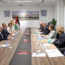 الشيخ يبحث مع وزير الدولة للشؤون الخارجية الألماني آخر التطورات السياسية وتعزيز التعاون المشترك