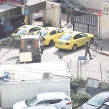 الاحتلال يقتحم ساحة مجمع فلسطين الطبي ويطلق قنابل الغاز في محيط التشريعي