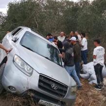 إصابات جراء انقلاب مركبة عقب مهاجمتها من مستوطنين في قرية فرخة