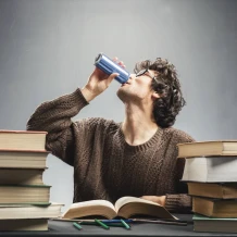 خاص | مشروبات الطاقة والكافيين تهدد النوم والتركيز والتحصيل الدراسي