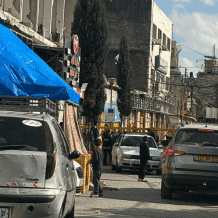 الاحتلال يغلق وسط الخليل ويهدم نصبا تذكاريا وينصب "كرفانات"