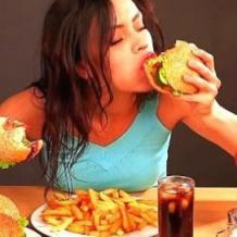خبير تغذية يكشف العادات السيئة في الأكل