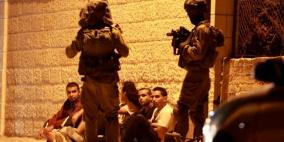 الاحتلال يعتقل العشرات ويداهم منزل منفذ عملية القدس