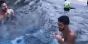 بالفيديو..  ميسي وسواريز في استعراض مائي