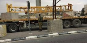 الاحتلال يغلق مدخل حزما بالبوابات الحديدية
