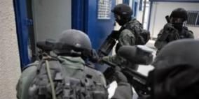 قوات القمع تنكل بالأسرى في "ريمون" و اسرى "نفحة" يشتكون الاكتظاظ