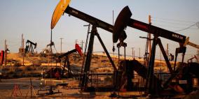 النفط يستقر قرب أعلى مستوياته في عامين