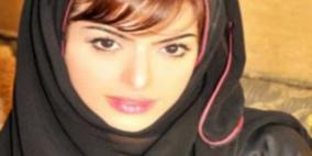 فتاة جميلة تشل حركة المرور بالكويت