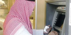 أهالي منطقة سعودية يقطعون الربع الخالي لسحب نقودهم