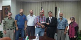 بلدية البيرة توقع اتفاقية تأهيل وشق وتعبيد طرق 2012