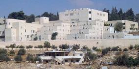 صابراً على أذى المستوطنين الحاج أبو حسني يرابط في بيته الملاصق لمستوطنة كريات اربع في الخليل