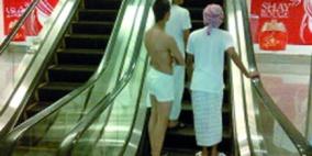 شاب إماراتي يتجوّل شبه عارٍ في "دبي مول"