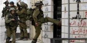 الاحتلال يهدم جزءا من منزل في بيت أمر ويعتقل صاحبه