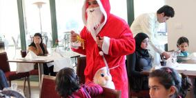 أضاء عدد من الأطفال من جمعية إنعاش الأسرة في رام الله  شجرة الميلاد في فندق الموفنبيك.