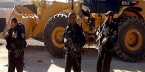 قوات الاحتلال تعتقل ثلاثة مواطنين وتسلّم إخطارات هدم بالخليل