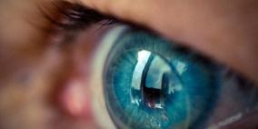 عدسات لاصقة تعرض الرسائل من الهاتف إلى العين