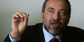 ليبرمان برفقة قوة من شرطة الاحتلال يقتحمون الحرم الإبراهيمي بالخليل