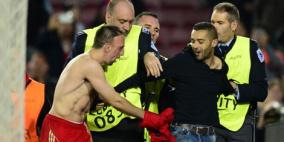 بالصور: مشجع جزائري يعانق ريبيري والاخير يرد بروح رياضية عالية