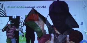 المئات يحتشدون لمتابعة محمد عساف على شاشة عرض في مدينة  رام الله