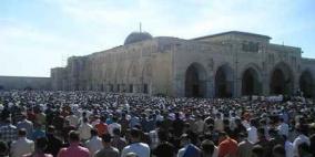 المصلون يطردون عشرات المستوطنين من الأقصى