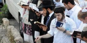 مستوطنون يؤدون صلوات تلمودية على بوابات الأقصى