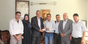 محافظ سلفيت يقدم منحة الحياة الكريمة للاسير المحرر مصطفى الحاج