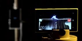 نجاح تجربة لشحن هاتف ذكي بطاقة البرق