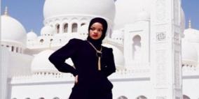 ريهانا تنشر صورا لها بالحجاب في الامارات وإدارة جامع الشيخ زايد في الإمارات تطلب منها المغادرة